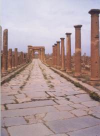 Il Decumanus maximus e in fondo l'arco di Traiano