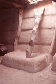 interno casa lobi  con scala di legno