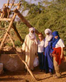 Fulvia e Valentina con il Direttore al pozzo